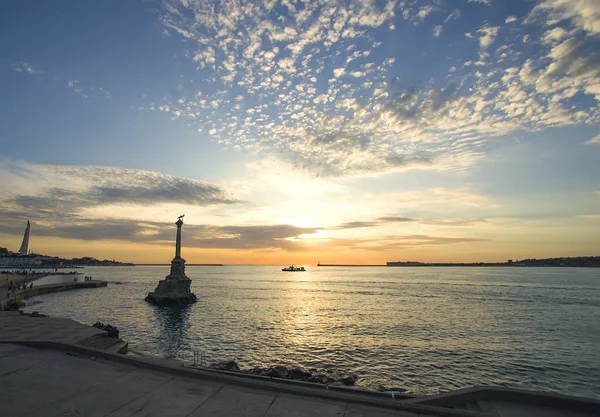 沈没船のモニュメント。セヴァストポリのシンボル。セバストポル湾の海。クリミア半島 — ストック写真