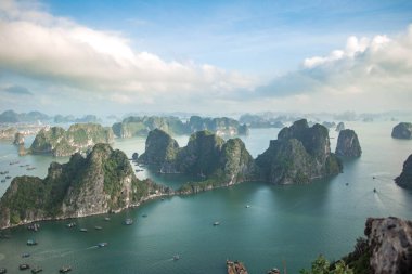 Halong Körfezi 'nin muhteşem manzarası. Bai Tho Dağları 'ndan Halong Körfezi' ne bak. Popüler turistik cazibe. Vietnam, Halong.