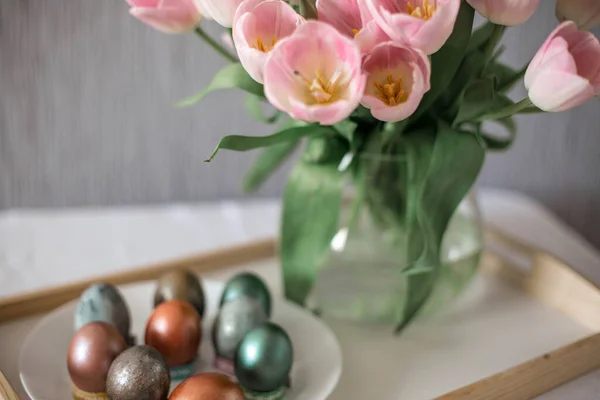Krásné Barevné Lesklé Velikonoční Vajíčka Bílém Talíři Růžový Tul — Stock fotografie
