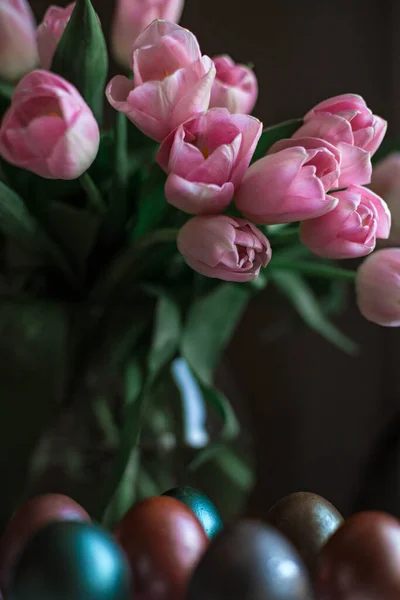 Hermosos Huevos Pascua Brillantes Colores Plato Blanco Ramo Flores Tulipanes — Foto de Stock