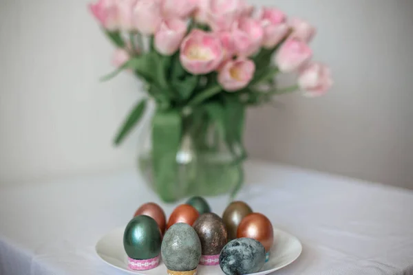Beyaz Tabakta Güzel Renkli Parlak Paskalya Yumurtaları Pembe Laleler Çiçek — Stok fotoğraf