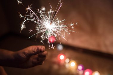 Parlak bir Noel havai fişeği arka planı. Mutlu yıllar. Noel kutlaması ışıkları. Yanan havai fişek Bengal ışığı.