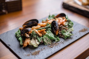 Deniz ürünleri salatası. Yapraklı, karidesli, midyeli ve sosisli salata..