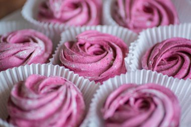 Siyah frenk üzümlü ev yapımı pembe şekerlemeler..