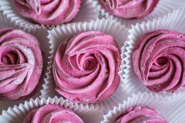 Siyah frenk üzümlü ev yapımı pembe şekerlemeler..