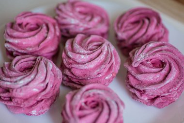 Siyah frenk üzümlü ev yapımı pembe şekerlemeler..