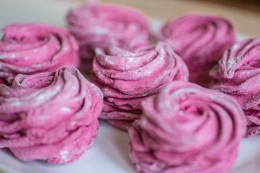 Siyah frenk üzümlü ev yapımı pembe şekerlemeler..