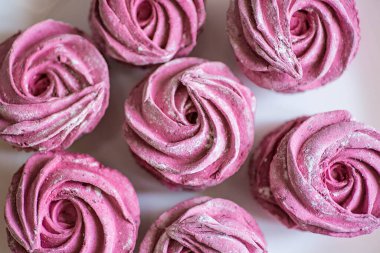 Siyah frenk üzümlü ev yapımı pembe şekerlemeler..