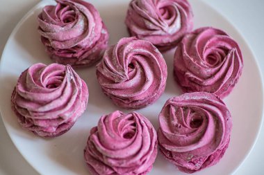 Siyah frenk üzümlü ev yapımı pembe şekerlemeler..