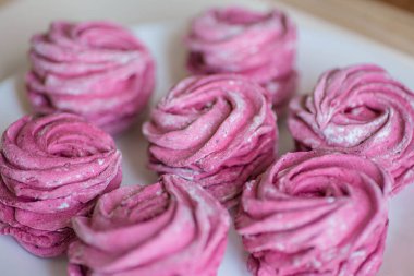 Siyah frenk üzümlü ev yapımı pembe şekerlemeler..