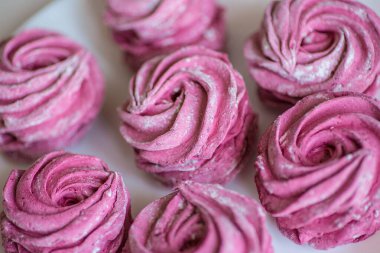 Siyah frenk üzümlü ev yapımı pembe şekerlemeler..