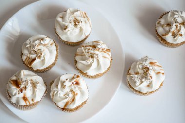 Beyaz tabakta güzel beyaz kekler.