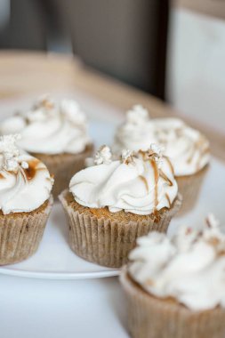 Beyaz tabakta güzel beyaz kekler.