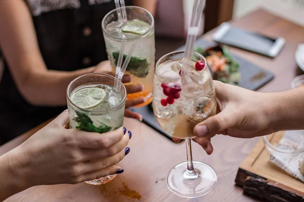 Grupo Amigos Divirtiéndose Tomando Cócteles Salud Vasos Las Manos Humor —  Fotos de Stock