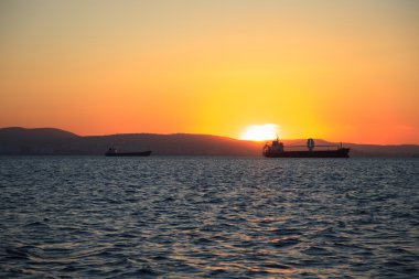 Ufukta konteyner gemisi