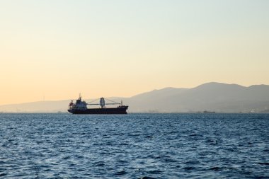 gün batımı ve deniz kuzeye. gemi konteyner gemi gökyüzü manzarası ile ilgili.