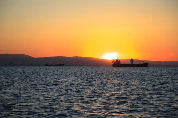 Ufukta konteyner gemisi