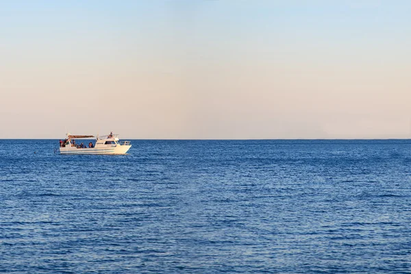 바다에 떠 있는 배 — 스톡 사진