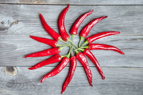 Chiles rojos en una mesa de madera — Foto de Stock