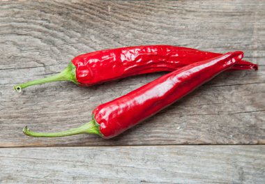 Ahşap bir masa üzerinde kırmızı biber