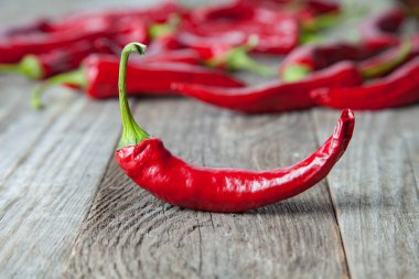 Ahşap bir masa üzerinde kırmızı biber bileşimi