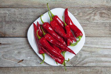 Plaka gri ahşap zemin üzerine kırmızı biber biber