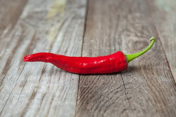 La composition des piments rouges sur une table en bois — Photo