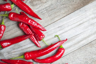 Eski ahşap panosunda sıcak kırmızı biber. Vintage tarzı. 