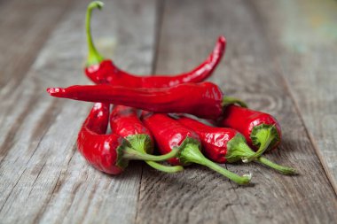 ahşap masa üzerine kırmızı biber biber