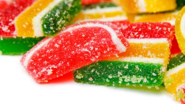 Renkli şekerler, jöle ve marmelat. Beyaz arkaplanda izole