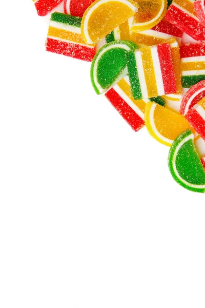 Красочные конфеты, желе и мармелад. Изолированный на белом фоне — стоковое фото
