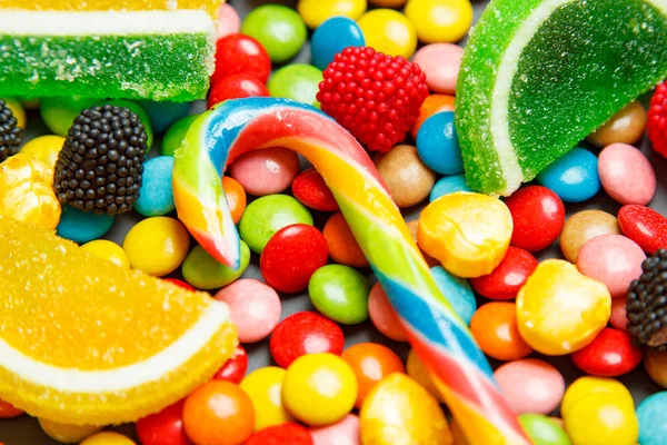 Разнообразная смесь различных конфет и желе — стоковое фото