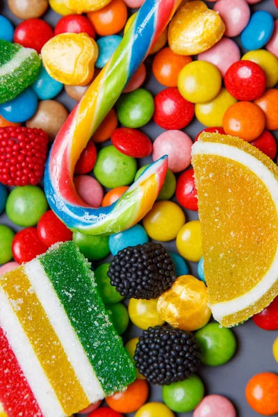 Разнообразная смесь различных конфет и желе — стоковое фото