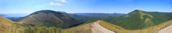 Színes nyári panoráma a hegyekre. — Stock Fotó