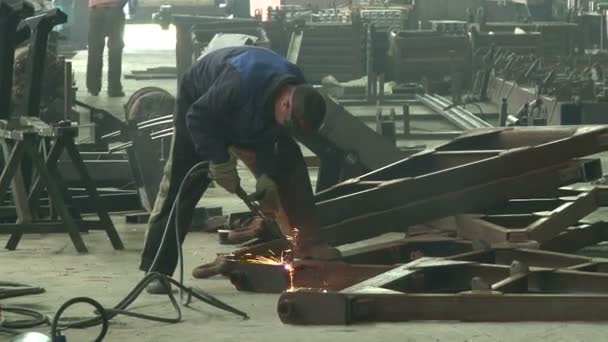 Parte automotriz industrial del soldador en fábrica — Vídeos de Stock