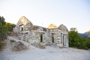 eski bir taş dağlarda bina