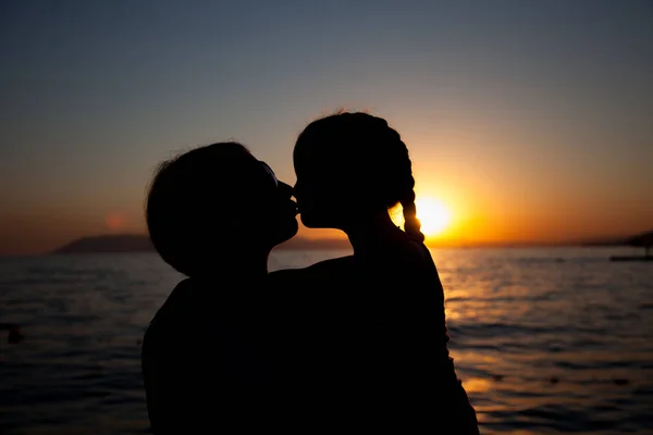 Mãe e bebê se divertindo na praia do pôr do sol — Fotografia de Stock