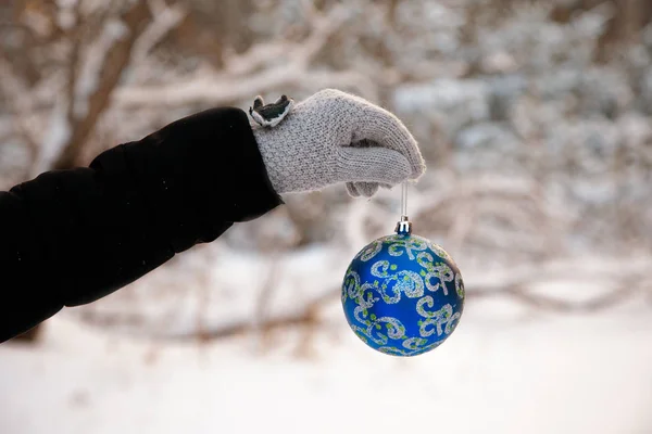 Kerst / Nieuwjaar set met kerst bal in de hand — Stockfoto