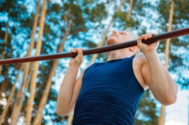 Çene yapan hoş sert çalışma erkek ups