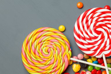 Renkli lolipop, şekerler ve tatlı şeker karışımı