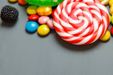 Renkli lolipop, şekerler ve tatlı şeker karışımı