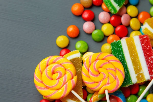 Renkli lolipop, şekerler ve tatlı şekerler