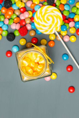 Karışık renkli kurabiyelerini düşmüş şekerler