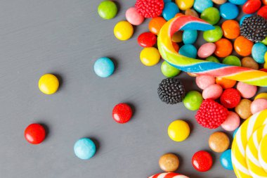 çeşitli renkli şekerler