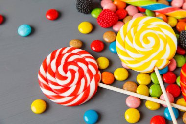 çeşitli renkli şekerler ve lolipop