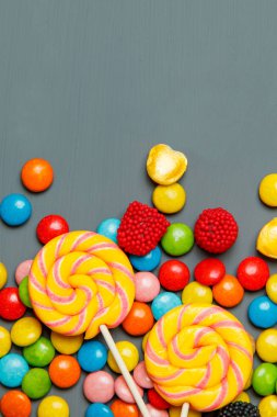 tatlı renkli şeker ve lolipop.