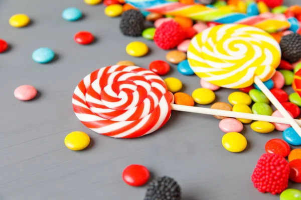 Çeşitli renkli şekerler ve lolipop — Stok fotoğraf