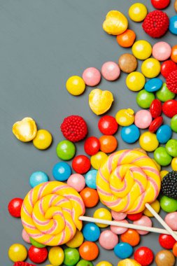 Renkli lolipop şekerler