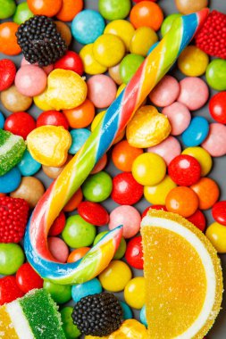 Karışık renkli meyve bonbonu. Yakın çekim.