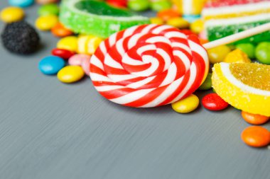 Karışık renkli meyve bonbon ve lolipop